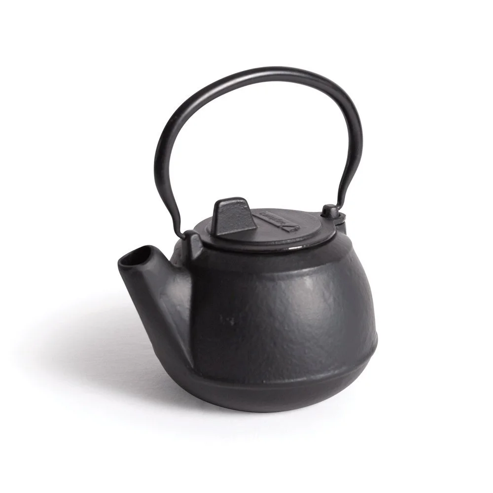 Campfire Cast Iron Kettle – 1.9L Black Campfire 1.9L black cast iron camping kettle with a traditional curved handle, fitted lid and pouring spout.