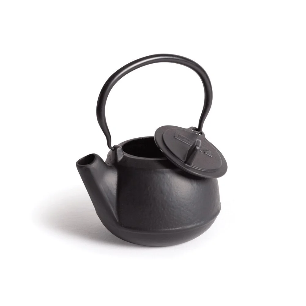 Campfire Cast Iron Kettle – 1.9L Black Campfire 1.9L black cast iron camping kettle with a traditional curved handle, fitted lid and pouring spout.