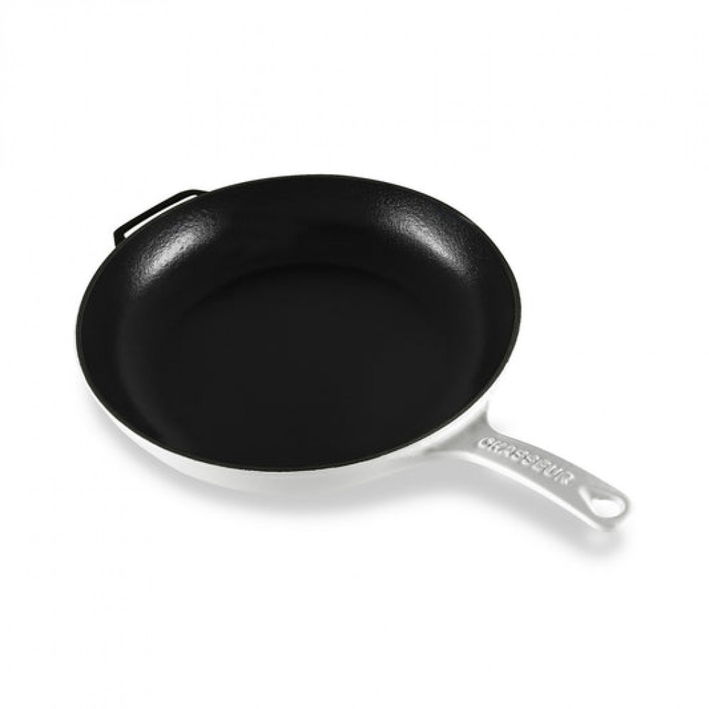 Chasseur Cast Iron Fry Pan with Cast Handle – 28cm cast iron frying pan with a black cooking surface, integrated cast iron handle, and helper handle for easy lifting. The 28cm skillet is ideal for searing, frying, sautéing, and oven cooking, offering excellent heat retention and even heat distribution.