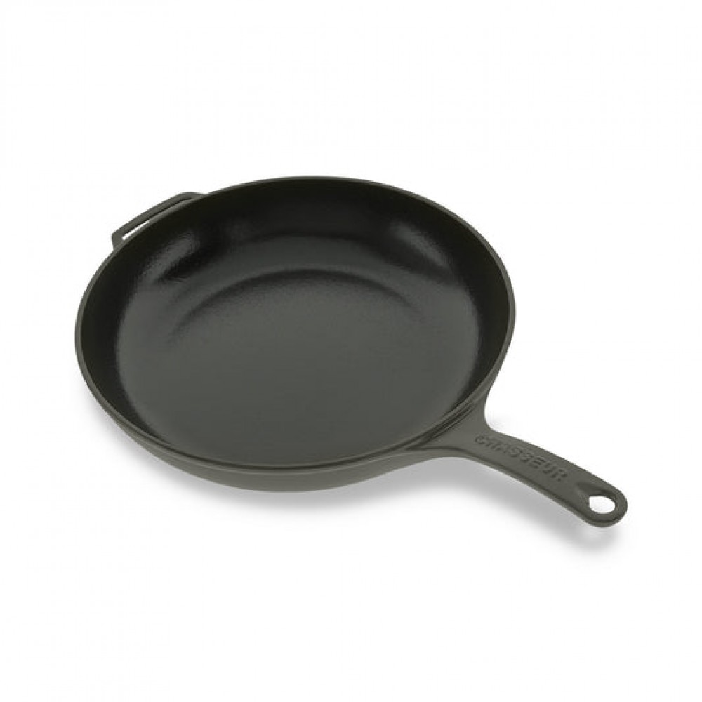 Chasseur Cast Iron Fry Pan with Cast Handle – 28cm cast iron frying pan with a black cooking surface, integrated cast iron handle, and helper handle for easy lifting. The 28cm skillet is ideal for searing, frying, sautéing, and oven cooking, offering excellent heat retention and even heat distribution.