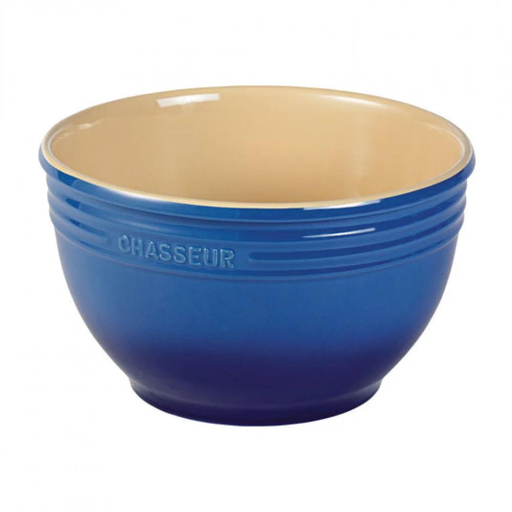 CHASSEUR Large Mixing Bowl – 7L Ceramic Mixing Bowl (29 x 17cm) Large pastel pink ceramic mixing bowl with a cream interior and embossed CHASSEUR branding. Measuring 29 x 17cm with a generous 7L capacity, it is ideal for mixing cake batter, bread dough, salads, and serving large dishes, combining durable stoneware con