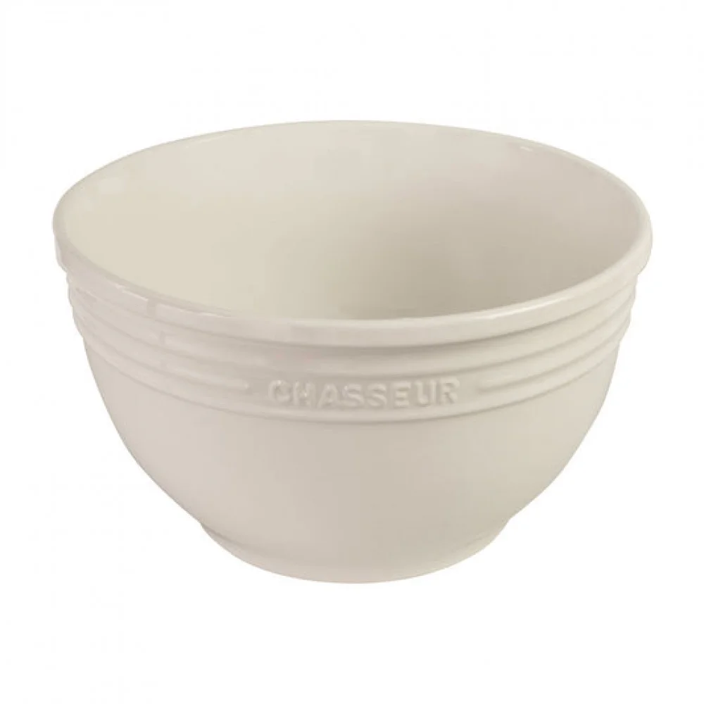 CHASSEUR Large Mixing Bowl – 7L Ceramic Mixing Bowl (29 x 17cm) Large pastel pink ceramic mixing bowl with a cream interior and embossed CHASSEUR branding. Measuring 29 x 17cm with a generous 7L capacity, it is ideal for mixing cake batter, bread dough, salads, and serving large dishes, combining durable stoneware con