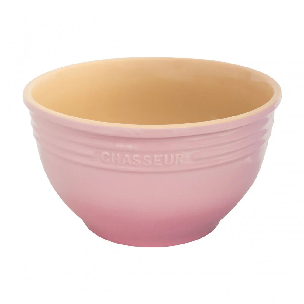 CHASSEUR Large Mixing Bowl – 7L Ceramic Mixing Bowl (29 x 17cm) Large pastel pink ceramic mixing bowl with a cream interior and embossed CHASSEUR branding. Measuring 29 x 17cm with a generous 7L capacity, it is ideal for mixing cake batter, bread dough, salads, and serving large dishes, combining durable stoneware con