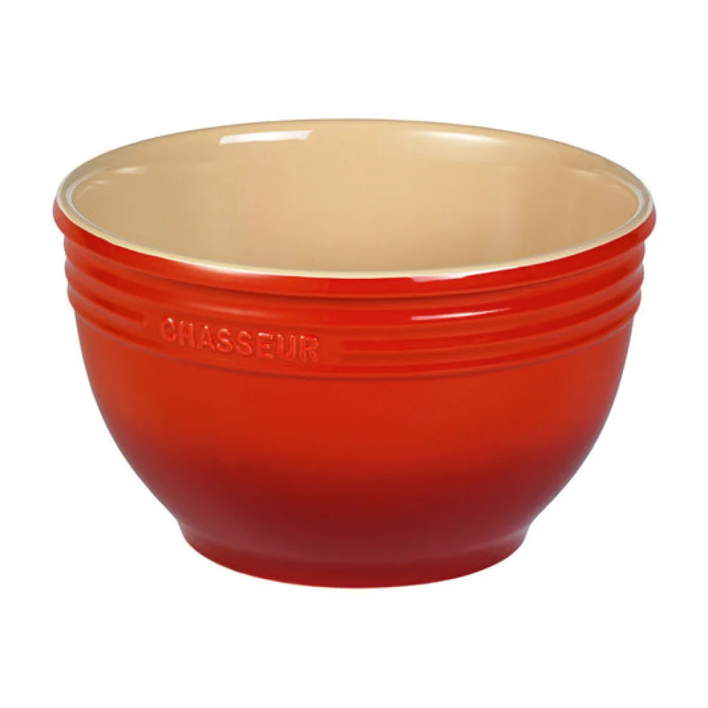 CHASSEUR Large Mixing Bowl – 7L Ceramic Mixing Bowl (29 x 17cm) Large pastel pink ceramic mixing bowl with a cream interior and embossed CHASSEUR branding. Measuring 29 x 17cm with a generous 7L capacity, it is ideal for mixing cake batter, bread dough, salads, and serving large dishes, combining durable stoneware con