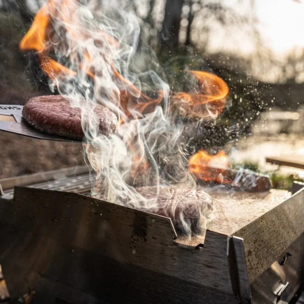 SKOTTI Stainless Steel Grill – Portable Gas BBQ SKOTTI portable stainless steel gas grill with compact flat-pack design, removable cooking grate and gas hose connection, ideal for camping, picnics, caravanning and outdoor cooking.