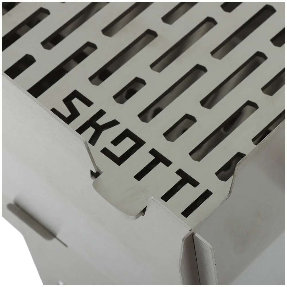 SKOTTI Stainless Steel Grill – Portable Gas BBQ SKOTTI portable stainless steel gas grill with compact flat-pack design, removable cooking grate and gas hose connection, ideal for camping, picnics, caravanning and outdoor cooking.
