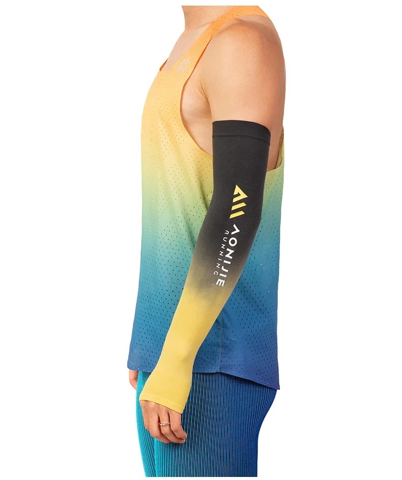 Side view of AONIJIE gradient running arm sleeve in black to yellow worn by athlete with sleeveless top