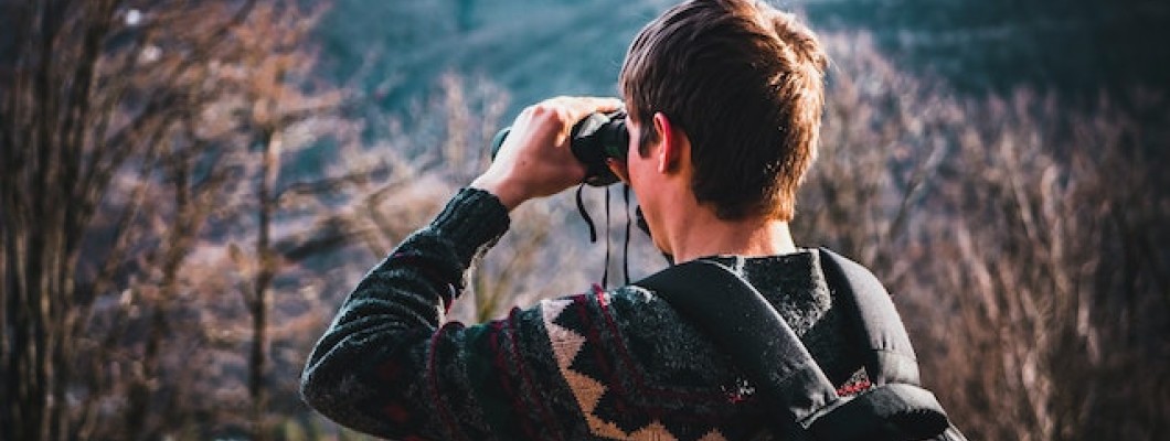 Nature's Viewfinder: Choosing and Using Binoculars for Outdoor Adventures