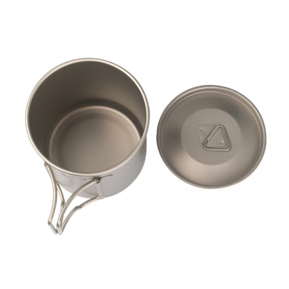 Titanium pot with 750ml capacity, measuring marks, secure grip lid, and mesh sack.