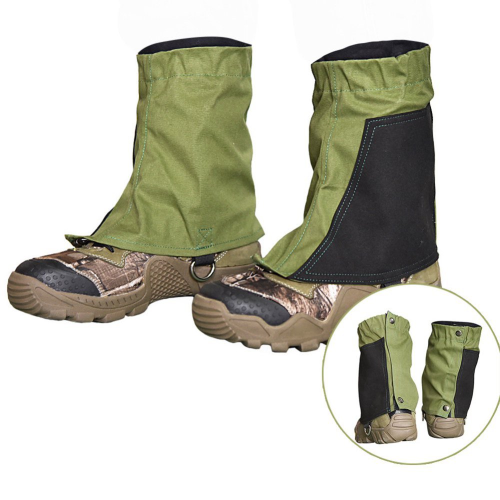 Green and black snow leg gaiters made of wear-resistant canvas and microfiber cloth.